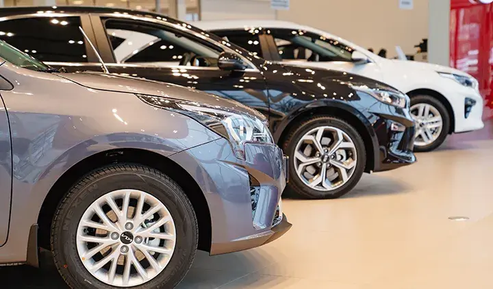 Autoja rivissä autoliikkeessä