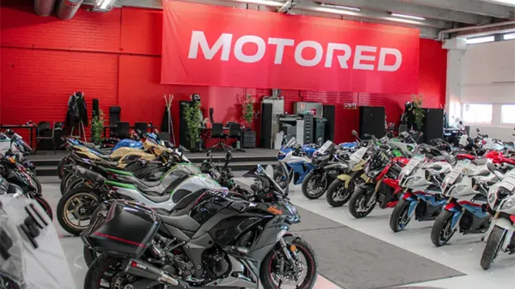 moottoripyöriä myynnissä motoliikkeessä